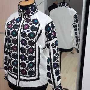 Жіноча вишивана сорочка, виконана за мотивами старовинних “Борщівських” вишиванок.