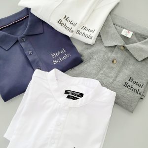 Футболки з машинною вишивкою логотипу Hotel Scholz для корпоративного стилю